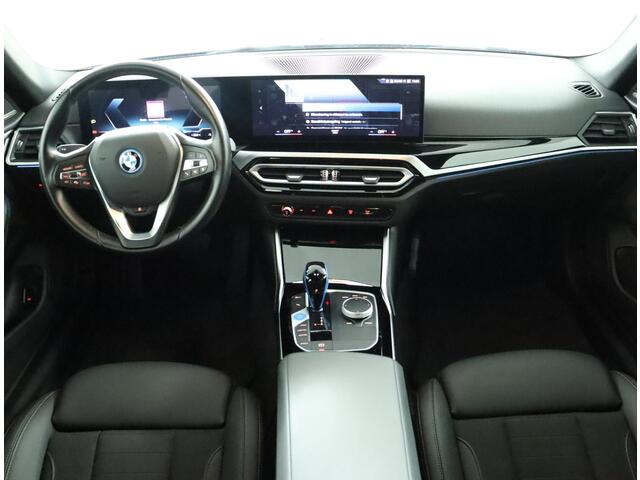 BMW i4 eDrive40 84 kWh Trekhaak Elektrisch | Camera | Parkeersensoren voor en achter | Stoelverwarming | Harman Kardon | M Hemelbekleding Anthrazit
