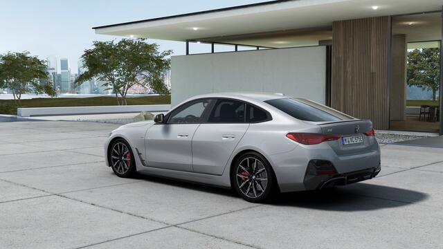 BMW i4 eDrive35 M Sport / Achteruitrijcamera / Adaptieve LED / Comfort Access / Active Cruise Control / Live Cockpit Plus / Stoelverwarming