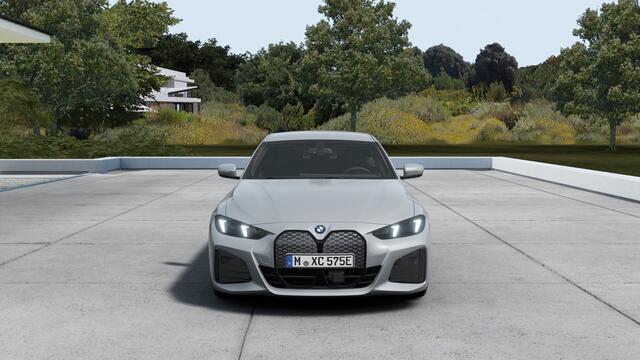 BMW i4 eDrive35 M Sport / Achteruitrijcamera / Adaptieve LED / Comfort Access / Active Cruise Control / Live Cockpit Plus / Stoelverwarming