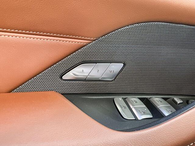 BMW i4 eDrive40 M Sport Edition Head Up Display / Driving Assistant / Comfort Access / Adaptieve LED lampen / Glazen dak / Parking Assistant Plus