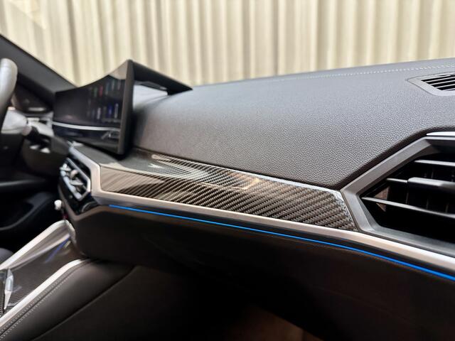 BMW i4 M50 84 kWh *M-Sport* Schuif/Kantel dak / Carbon / LASER LED / HUD / Harman Kardon / 360 Camera / Elek. Trekhaak / Org.NL!