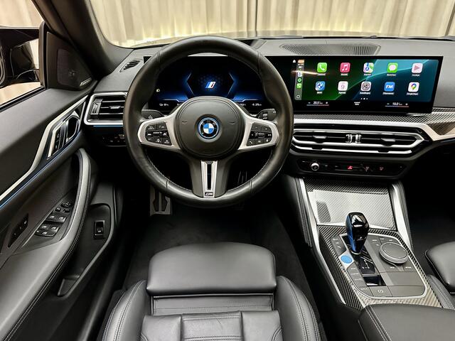 BMW i4 M50 84 kWh *M-Sport* Schuif/Kantel dak / Carbon / LASER LED / HUD / Harman Kardon / 360 Camera / Elek. Trekhaak / Org.NL!