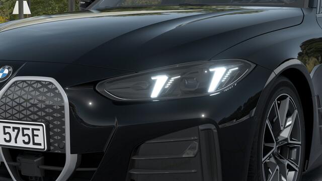 BMW i4 eDrive35 M Sport / Achteruitrijcamera / Live Cockpit Plus / Parking Assistant / Stoelverwarming / Widescreen Display