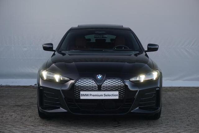 BMW i4 eDrive40 M Sportpakket Pro 19'' / Individual Interieur / Schuif-/kanteldak / Elektrisch verstelbare stoelen / Harman Kardon / Trekhaak