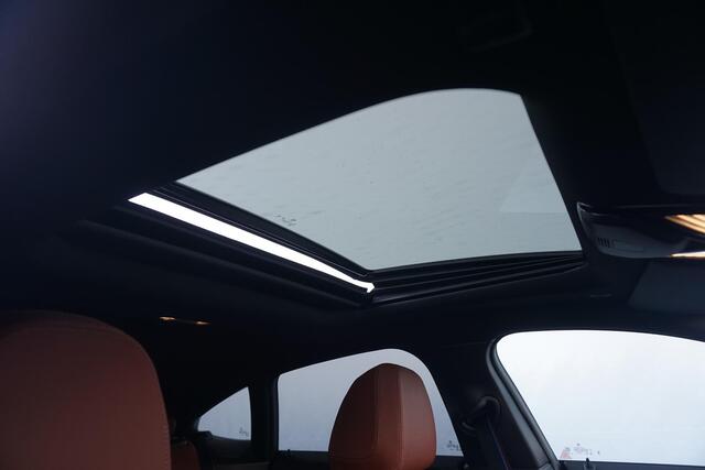 BMW i4 eDrive40 M Sportpakket Pro 19'' / Individual Interieur / Schuif-/kanteldak / Elektrisch verstelbare stoelen / Harman Kardon / Trekhaak