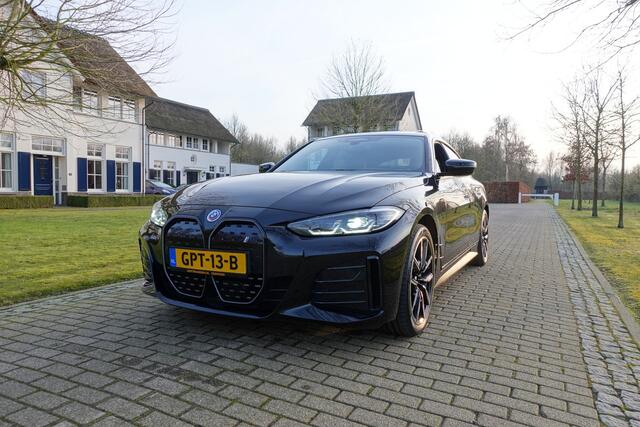 BMW i4 eDrive35 High Executive 70 kWh | Harman Kardon | Head-Up | LED | Schuif/Kanteldak | Adaptive Cruise | Leder |