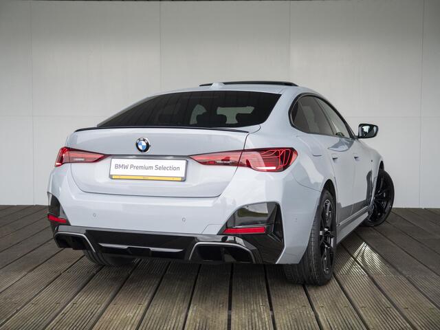 BMW i4 eDrive35 | M Sportpakket | Comfort Pack | Stuurwielrand verwarmd | Comfort Access | Achteruitrijcamera | Schuif-/kanteldak | Stoelverwarming