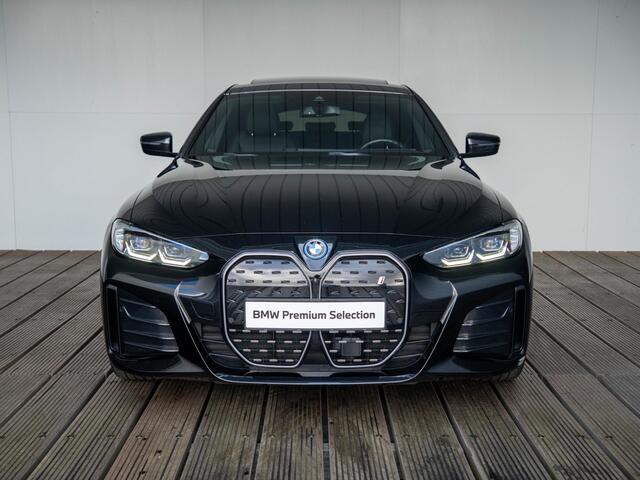 BMW i4 eDrive40 | M Sport | Stoelverwarming | Schuif-/kanteldak | Active Cruise Control | Parking Assistant Plus | 19''