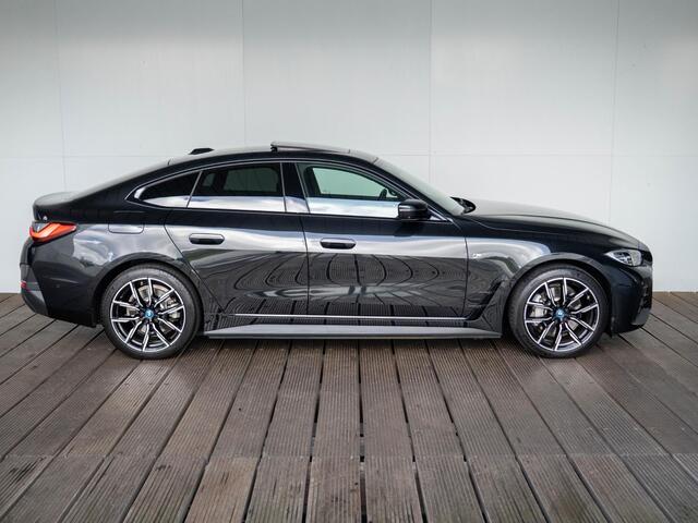 BMW i4 eDrive40 | M Sport | Stoelverwarming | Schuif-/kanteldak | Active Cruise Control | Parking Assistant Plus | 19''