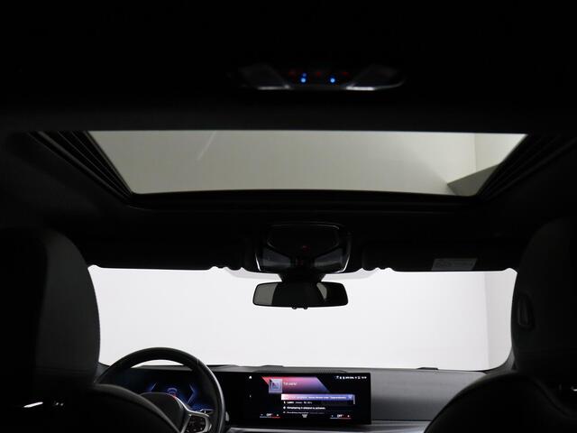 BMW i4 High Executive M-Sport | SoH 95,3% | ACC | Trekhaak | Elektrisch Panoramadak!