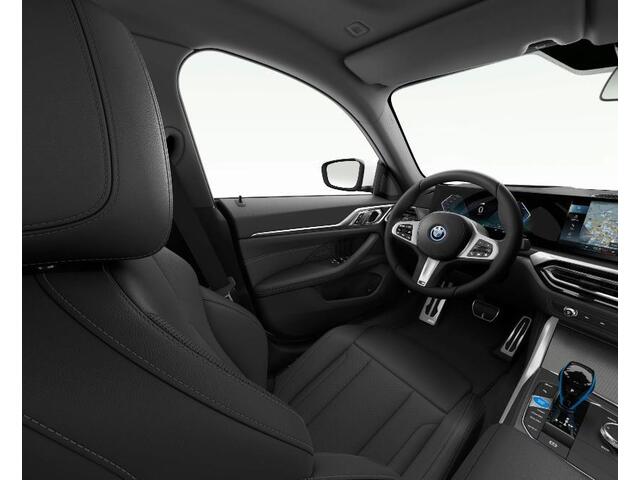 BMW i4 eDrive40 High Executive 84 kWh M Sport - Trekhaak - Panoramadak - Active Cruise Control - Hifi - Verwarmde voorstoelen - BMW Laserlight - Ambiance verlichting - M hoogglans Shadow Line -
