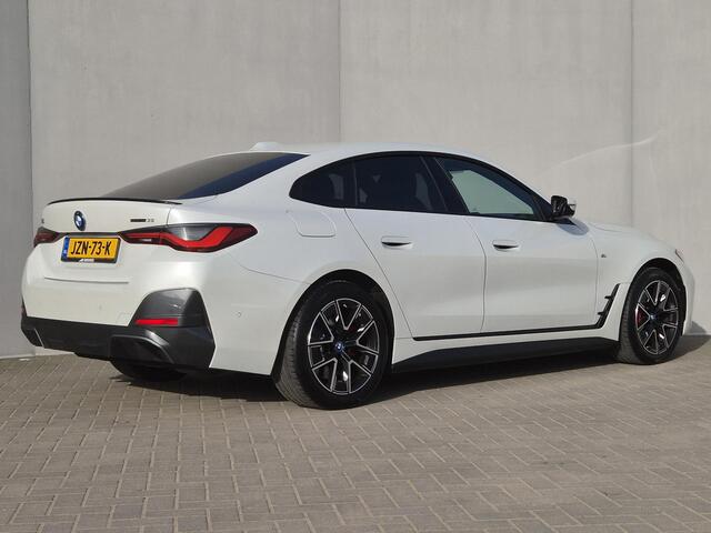 BMW i4 eDrive35 M Sport Edition 70 kWh / SOH 100% / CCS Snel Lader / Panoramadak / Lederen Bekleding / Adaptief Cruise Control / Dealer Onderhouden / Wide Screen Display / Stoelverwarming / Trekgewicht 1600 kg / Apple Carplay Android Auto /