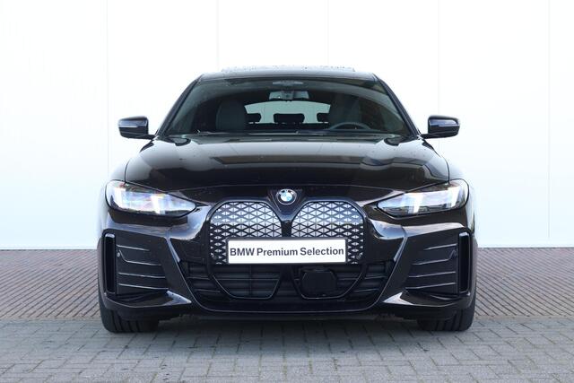 BMW i4 eDrive40 M Sport Edition 84 kWh M Sportpakket Pro/ Rubin-Metallic Individual Special Request Lakkleur/ Harman-Kardon/ Trekhaak/ Driving Assistant Professional