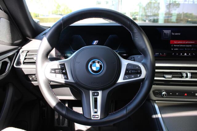 BMW i4 M50 / Schuif-kanteldak / Trekhaak / Laserlight / M Adaptief onderstel / Parking Assistant Plus / Comfort Access