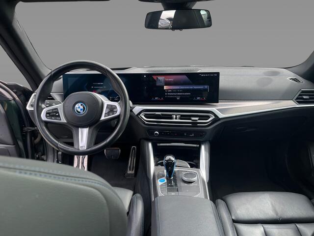 BMW i4 eDrive40 High Executive 84 kWh / SoH 99% / Trekhaak / Schuifdak / Camera / Head-up / Leder / 19'' / CarPlay / Stoelverwarming / Sfeerverlichting / Dodehoek / ACC