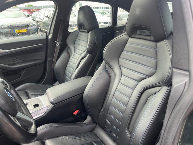 BMW i4 eDrive40 High Executive 84 kWh / SoH 99% / Trekhaak / Schuifdak / Camera / Head-up / Leder / 19'' / CarPlay / Stoelverwarming / Sfeerverlichting / Dodehoek / ACC