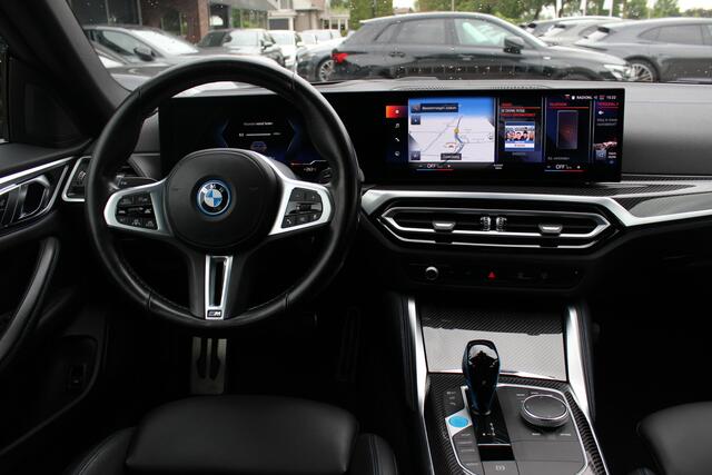 BMW i4 M50 High Executive 84 kWh / 360Camera / Head-up / Leder / Harman Kardon / Carbon intr.+extr. / 19'' / CarPlay / Stoelverwarming / Dodehoek / DAB / Cruise Control Adaptief