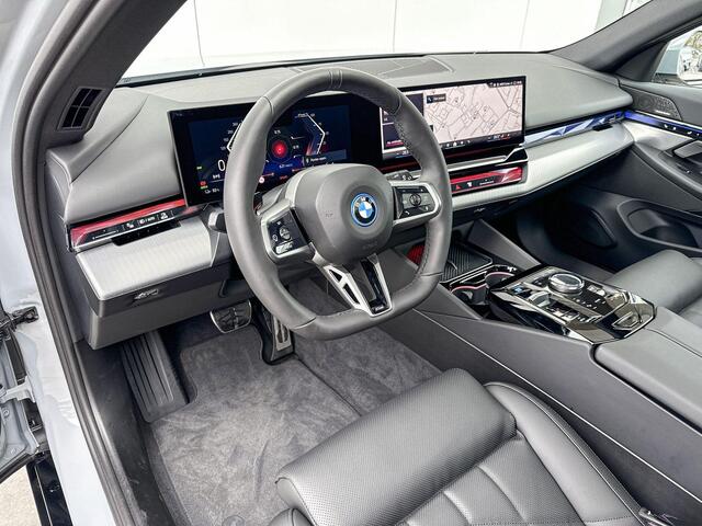 BMW i5 Touring eDrive40 M Sport Pro Glazen Dak / Harman Kardon / Comfortstoelen / Stoelventilatie / Iconic Glow / Getinte ramen / 20 Inch
