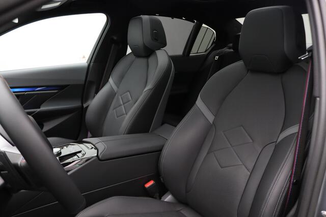 BMW i5 Sedan M60 xDrive | M Sportpakket pro | Innovation Pack | Panoramadak | Bowers & Wilkins | Trekhaak | 21''