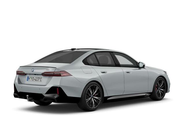 BMW i5 Sedan eDrive40 M Sportpakket Pro | Iconic Glow | Innovation Pack | Travel Pack | Comfort Pack | Panoramadak