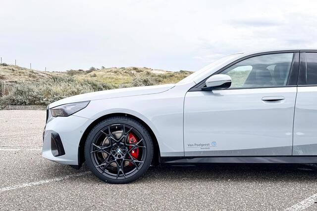 BMW i5 eDrive40 M Sport Edition | M Sport | Glazen Panoramadak | Head-up Display | Stoelventilatie | M Performance wielen