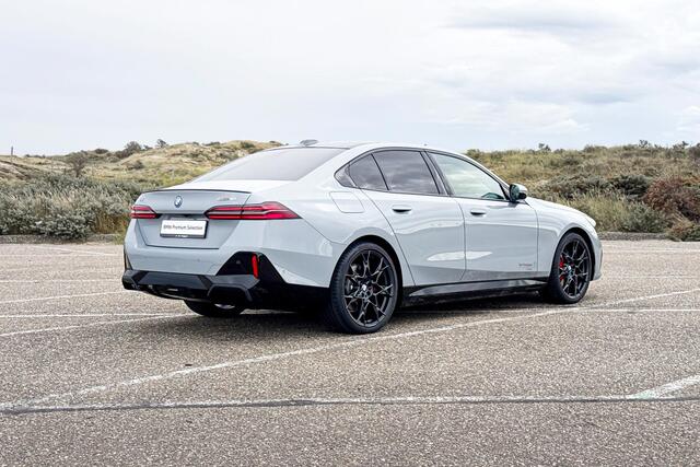 BMW i5 eDrive40 M Sport Edition | M Sport | Glazen Panoramadak | Head-up Display | Stoelventilatie | M Performance wielen