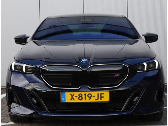 BMW i5 M60 xDrive 84 kWh | Pano | B&W | Achterasbestuuring | Head-Up | NAP