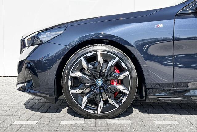 BMW i5 Touring eDrive40 M Sport Edition | M Sport Pro | Innovation Pack | Travel Pack | Comfort Pack | Showroomvoordeel