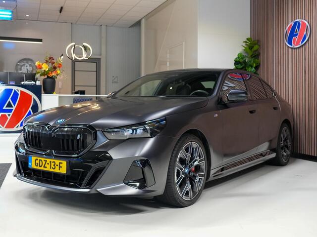 BMW i5 eDrive40 84 kWh Full optie!|M Sport|Frozen grey|Pano|trekhaak|