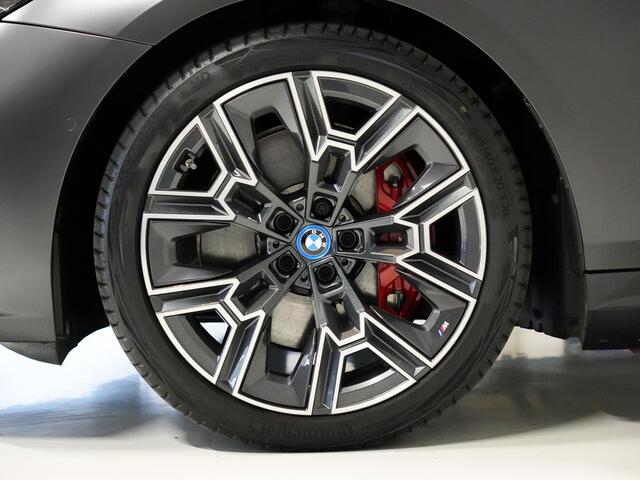 BMW i5 eDrive40 84 kWh Full optie!|M Sport|Frozen grey|Pano|trekhaak|