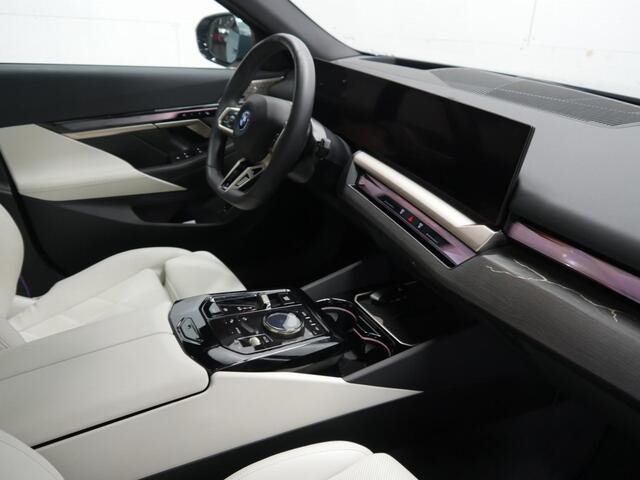 BMW i5 Touring eDrive40 M-Sport pro | Panorama | CoPilot | Trekhaak | Bowers & Wilkins Surround Sound