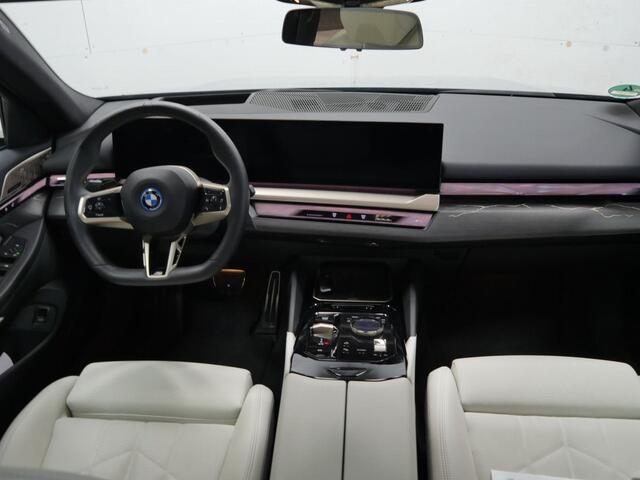 BMW i5 Touring eDrive40 M-Sport pro | Panorama | CoPilot | Trekhaak | Bowers & Wilkins Surround Sound