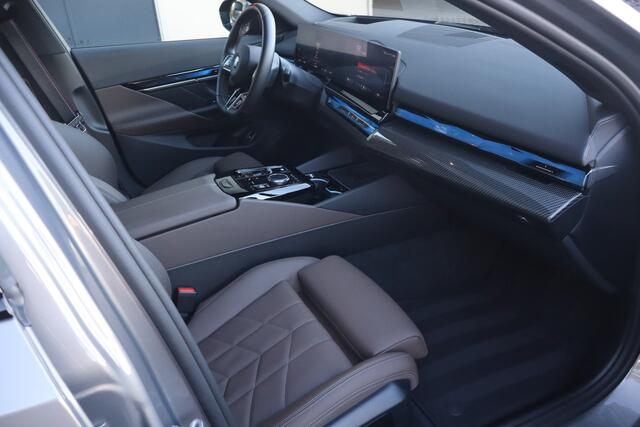 BMW i5 M60 xDrive M-Sport Carbon I Elek.Trekhaak I Stoel Vent.