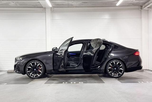BMW i5 eDrive40 | M-Sport Pro | Travel Pack | Innovation Pack | Comfort Pack | Driving Assistant Plus | Bowers&Wilkins | Panoramadak | Comfort Access | Trekhaak
