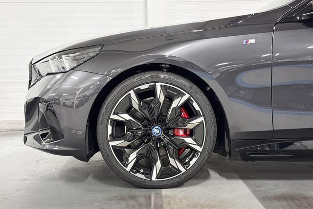 BMW i5 eDrive40 | M-Sport Pro | Travel Pack | Innovation Pack | Comfort Pack | Driving Assistant Plus | Bowers&Wilkins | Panoramadak | Comfort Access | Trekhaak