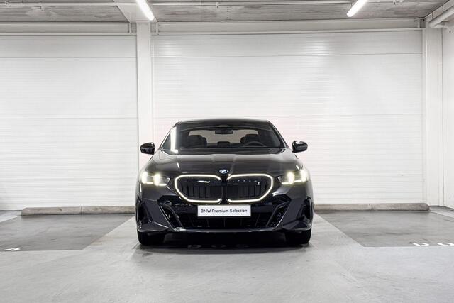 BMW i5 eDrive40 | M-Sport Pro | Travel Pack | Innovation Pack | Comfort Pack | Driving Assistant Plus | Bowers&Wilkins | Panoramadak | Comfort Access | Trekhaak