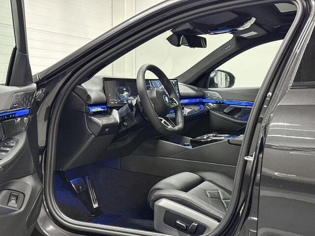 BMW i5 eDrive40 | M-Sport Pro | Travel Pack | Innovation Pack | Comfort Pack | Driving Assistant Plus | Bowers&Wilkins | Panoramadak | Comfort Access | Trekhaak