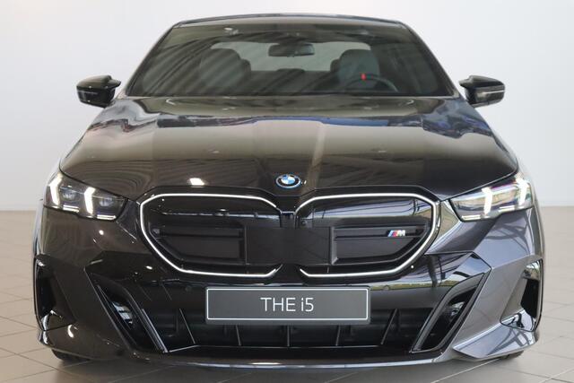BMW i5 Sedan M60 xDrive M Sportpakket Pro | Innovation Pack | Travel Pack | Comfort Pack | Driving Assistant Professional