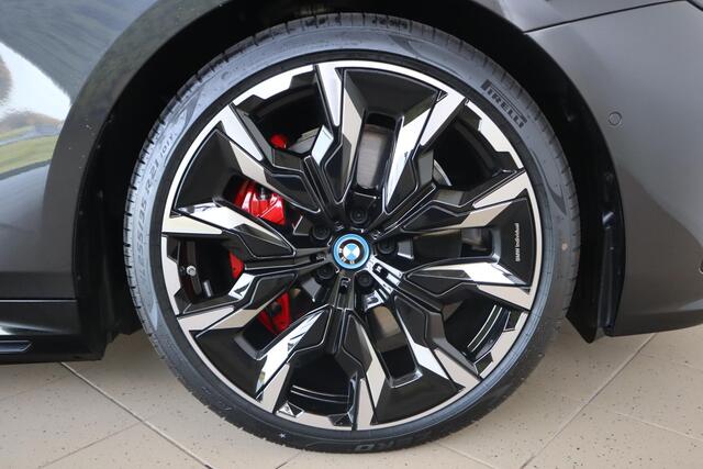 BMW i5 Sedan M60 xDrive M Sportpakket Pro | Innovation Pack | Travel Pack | Comfort Pack | Driving Assistant Professional