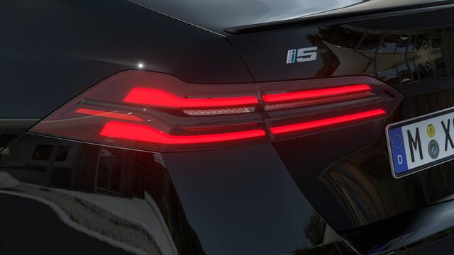 BMW i5 M60 xDrive / Panoramadak / Trekhaak / M Multifunctionele Stoelen / Bowers & Wilkins / Adaptief onderstel professional / Adaptieve LED