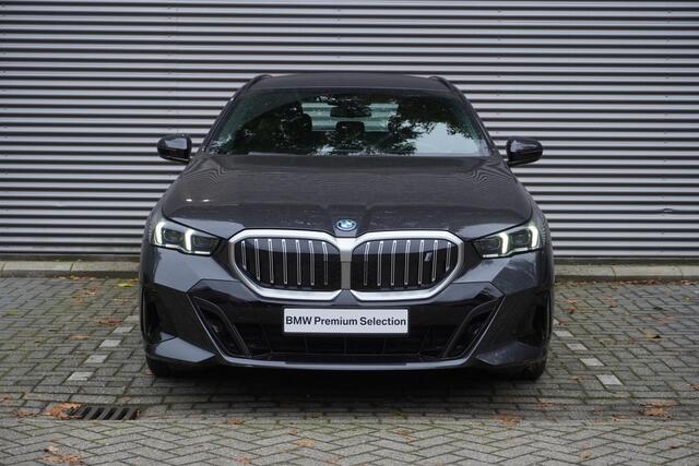 BMW i5 Touring eDrive40 M Sportpakket | Trekhaak met elektrisch wegklapbare kogel | Driving Assistant Plus | Parking Assistant | Alarmsysteem klasse 3