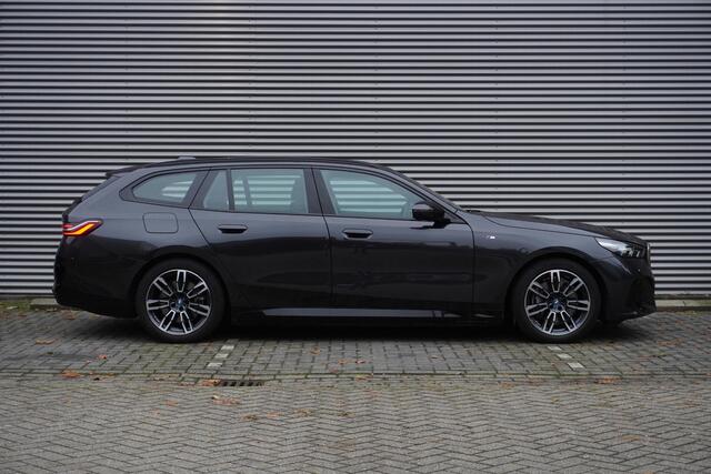 BMW i5 Touring eDrive40 M Sportpakket | Trekhaak met elektrisch wegklapbare kogel | Driving Assistant Plus | Parking Assistant | Alarmsysteem klasse 3