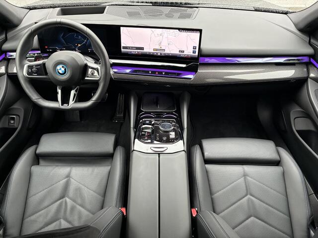 BMW i5 XDrive40 M Sport Edition 84 kWh 4WD / Fabrieksgarantie t/m 04-2028 / SOH 97,29% / Elektrische Trekhaak (1500KG) / Comfort Pack / Innovation Pack / M Sportpakket Pro / Travelpack /