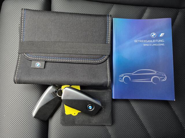 BMW i5 XDrive 40 M Sport Edition 84 kWh 4WD / VOL LEDER / Fabrieksgarantie t/m 04-2028 / SOH 96,61% / Elektrische Trekhaak (1500KG) / Comfort Pack / Innovation Pack / M Sportpakket Pro / Travelpack / Harman/Kardon Audio Systeem /