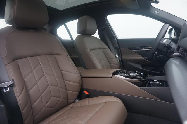 BMW i5 eDrive40 M Sport | Trekhaak / Panoramadak / Driving Assistant Professional / Parking Assistant Professional / Elektrische Comfortstoelen + Memory / Stoelventilatie / Head-up / Rondomzicht camera's