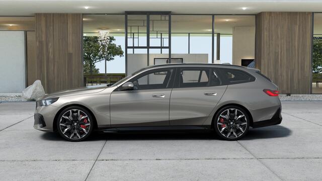 BMW i5 Touring eDrive40 M Sport / Panoramadak / Trekhaak / Bowers & Wilkins / Parking Assistant Plus / Adaptieve LED / Stoelventilatie / Comfort Access