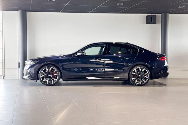 BMW i5 eDrive40 M Sport Edition | Glazen Panoramadak | Stoelventilatie | Harman Kardon | Trekhaak |