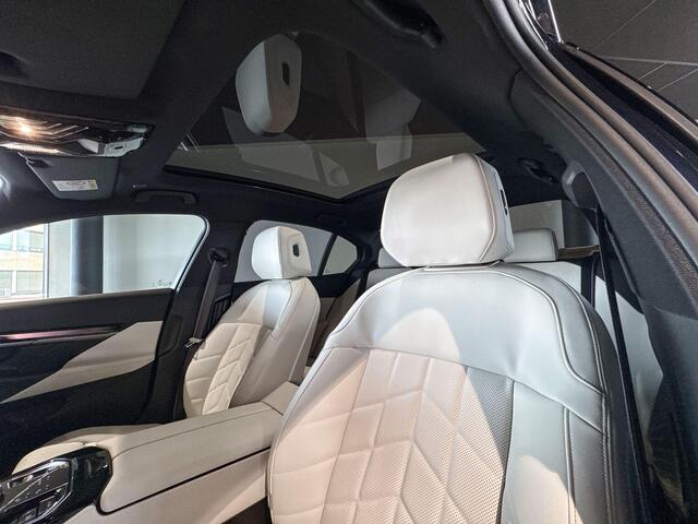 BMW i5 eDrive40 M Sport Edition | Glazen Panoramadak | Stoelventilatie | Harman Kardon | Trekhaak |