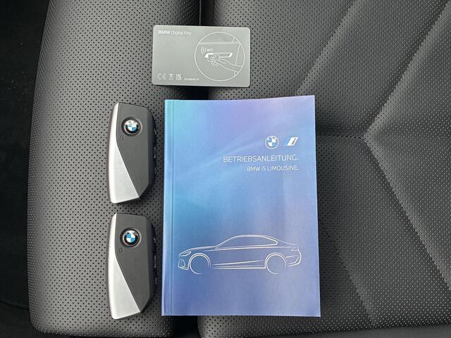 BMW i5 XDrive40 M Sport Edition 84 kWh 4WD / SOH 97,2% / VOL LEDER / Fabrieksgarantie t/m 04-2028 / Elektrische Trekhaak (1500KG) / Comfort Pack / Innovation Pack / M Sportpakket Pro / Travelpack /