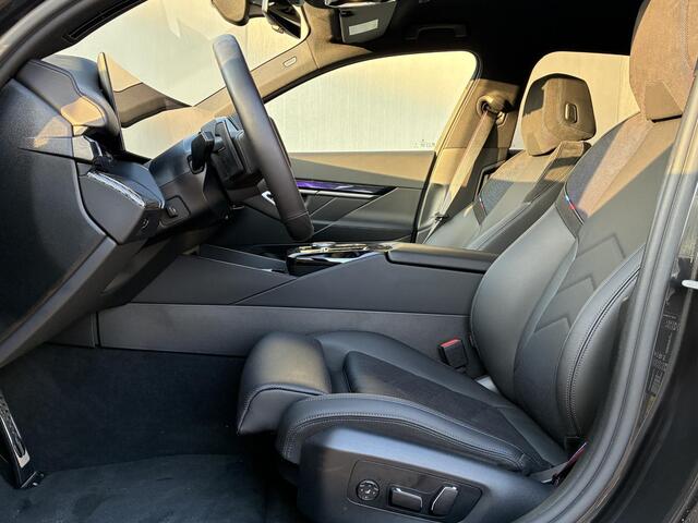 BMW i5 XDrive40 M Sport Edition 84 kWh 4WD / SOH 97,2% / VOL LEDER / Fabrieksgarantie t/m 04-2028 / Elektrische Trekhaak (1500KG) / Comfort Pack / Innovation Pack / M Sportpakket Pro / Travelpack /